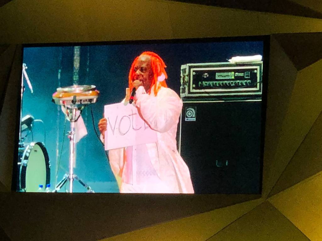 Vocalista do Living Colour levanta placa escrito 