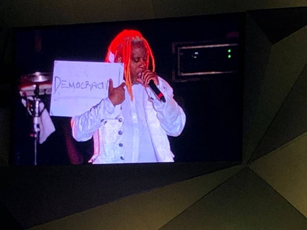 Vocalista do Living Colour levanta placa pedindo democracia em show no Rock in Rio