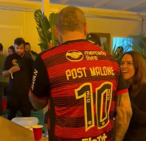 O cantor Post Malone usa camisa do Flamengo nos camarins do Rock in Rio