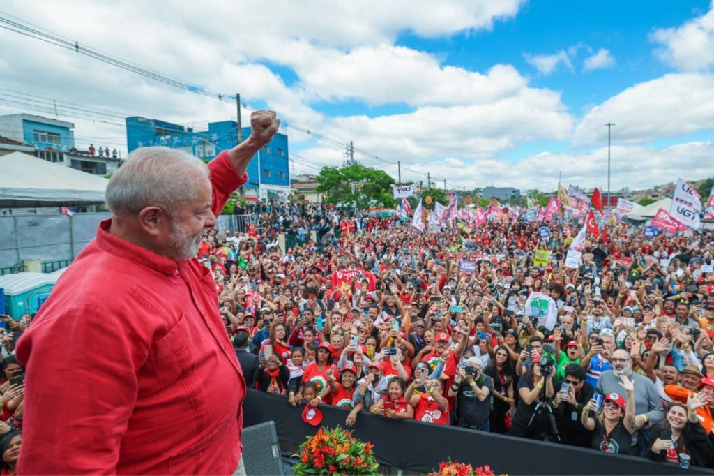 Luiz Inácio Lula da Silva em comício na zona sul de São Paulo neste sábado, 24