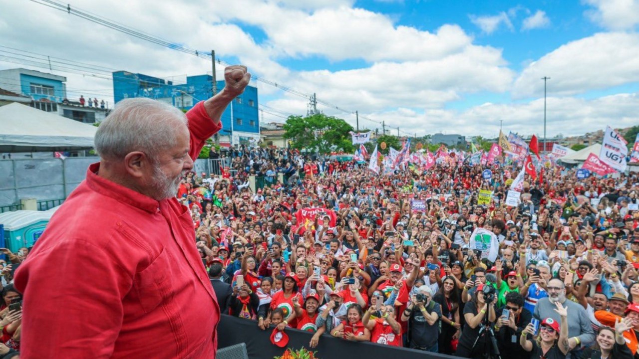 Luiz Inácio Lula da Silva em comício na zona sul de São Paulo neste sábado, 24