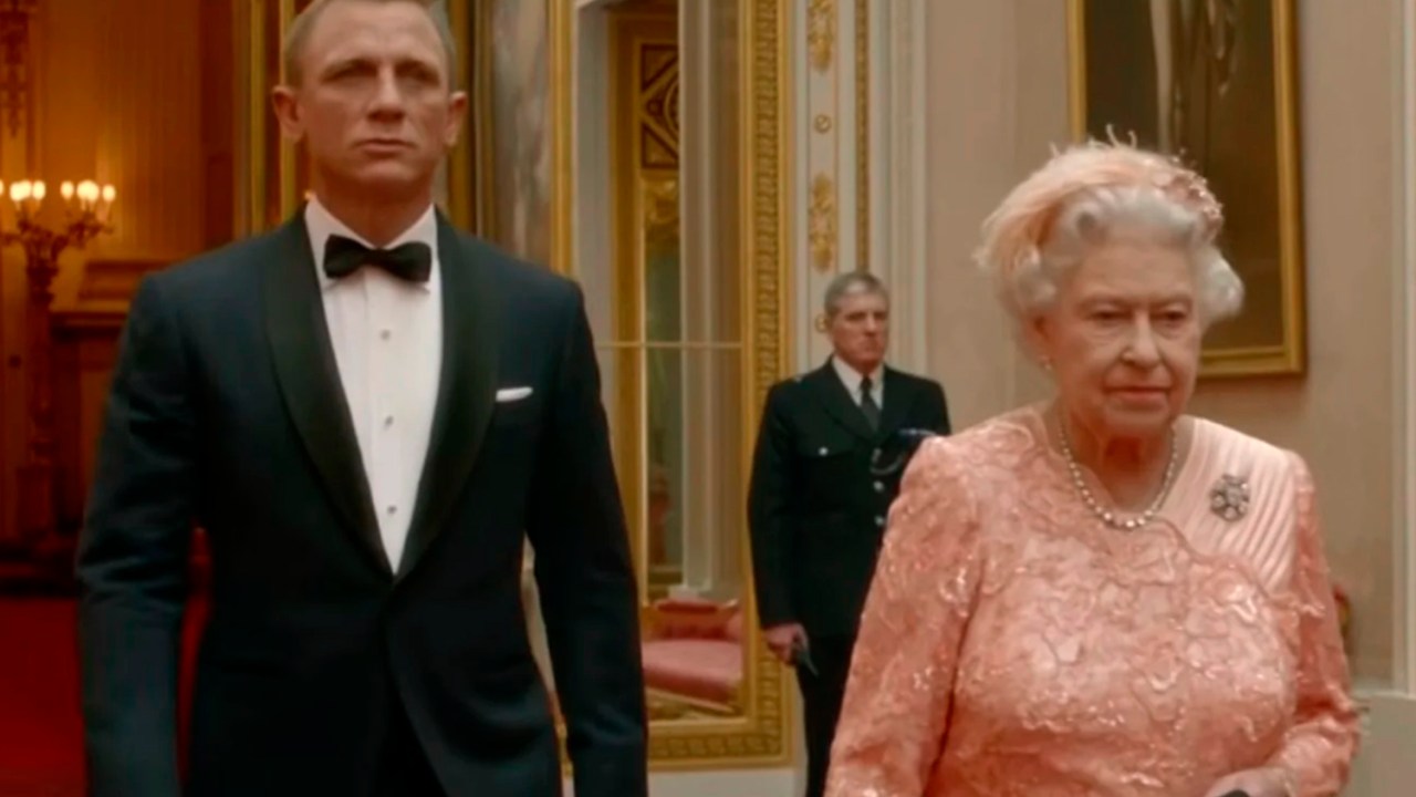 Daniel Craig e a rainha Elizabeth II em esquete de 2012 -