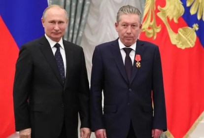 Ravil Maganov (à direita) com Vladimir Putin. Um site de notícias russo sugeriu que Maganov escorregou de uma varanda enquanto estava fumando