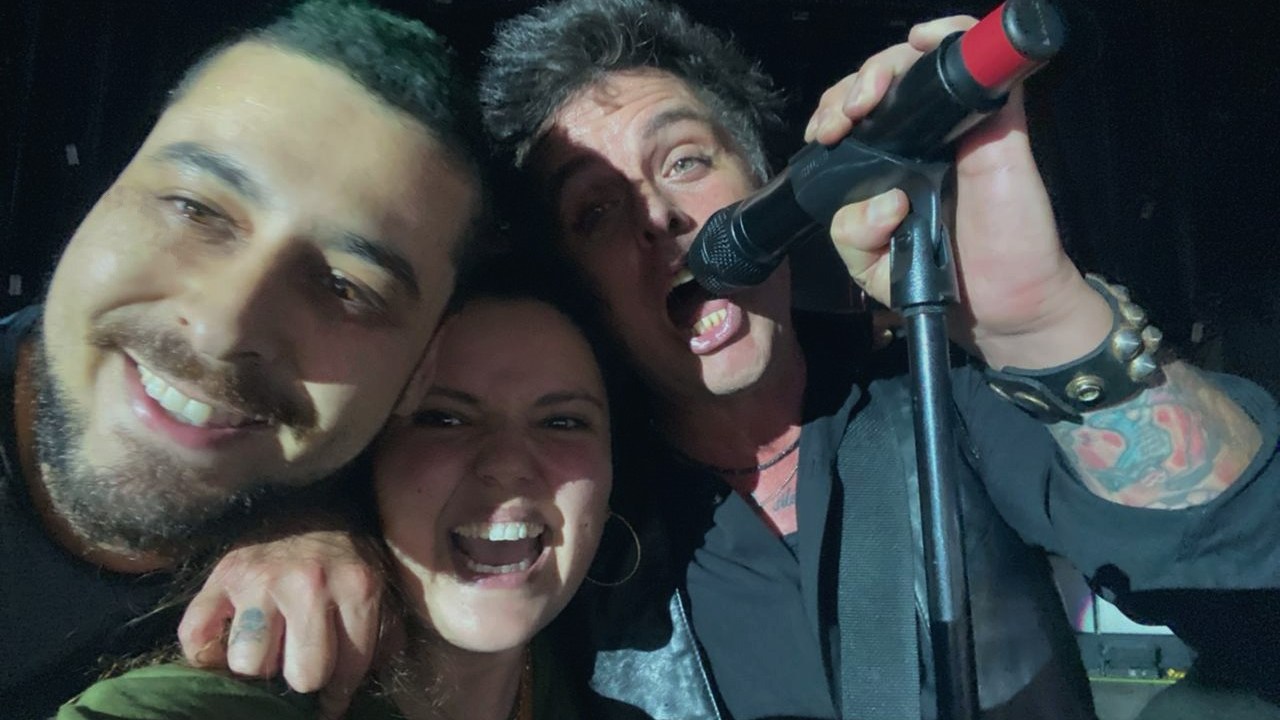 Beatriz Gouvêa Burgo e Jonas Akenaton Venturineli Pagassini com Billie Joe, do Green Day, no palco Mundo do Rock in Rio
