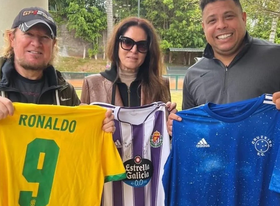 Adrian Smith, a esposa, Nathalie Dufresne-Smith, e o jogador Ronaldo, com as camisas da Seleção Brasileira, Real Valladolid e Cruzeiro