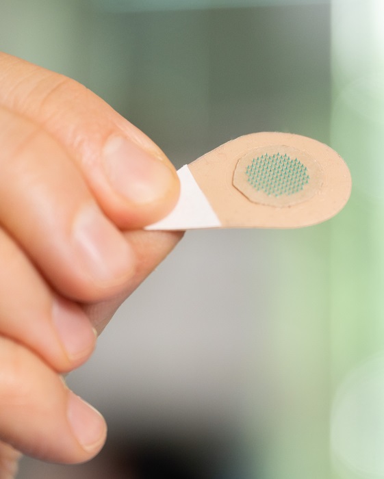 Tatuagem em adesivo tem microagulhas com tinta