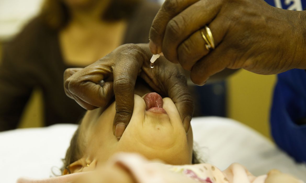 Criança recebe vacina