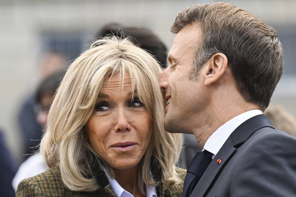 INVERSÃO DE ORDEM - O amor de Macron, presidente da França, por Brigitte: eles começam a admirar as mais velhas -