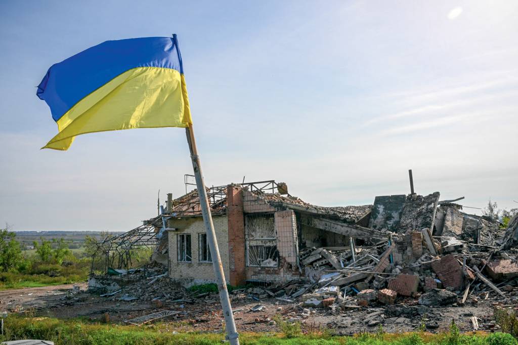 OFENSIVA - Bandeira ucraniana em área retomada: grande desafio à anexação -