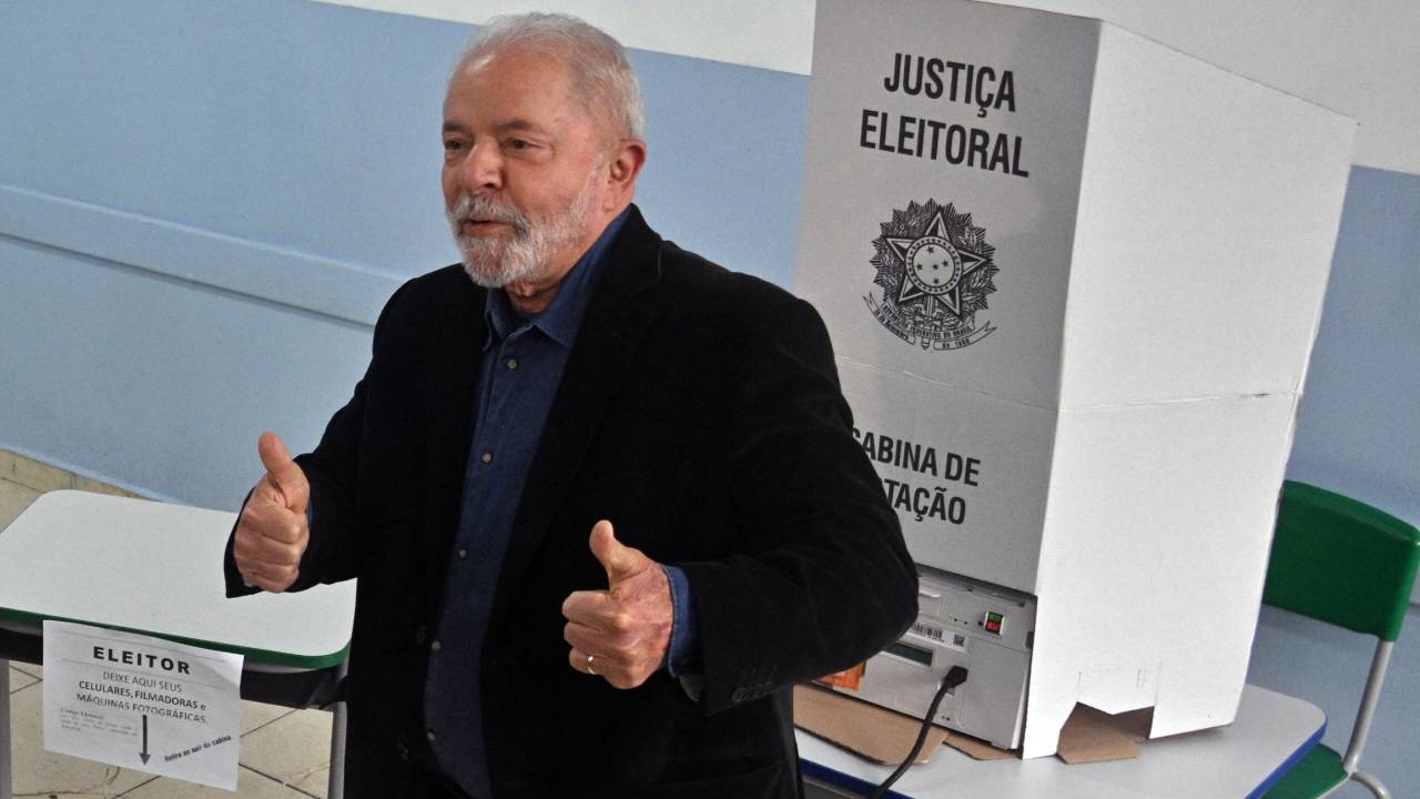 Brazilian former president (2003-2010) and candidate for the leftist Workers Party (PT) Luiz Inacio Lula da Silva gives his thumbs up at a polling station before voting during the legislative and presidential election, in Sao Paulo, Brazil, on October 2, 2022. - Voting began early Sunday in South America's biggest economy, plagued by gaping inequalities and violence, where voters are expected to choose between far-right incumbent Jair Bolsonaro and leftist front-runner Luiz Inacio Lula da Silva, any of which must garner 50 percent of valid votes, plus one, to win in the first round. (Photo by NELSON ALMEIDA / AFP)