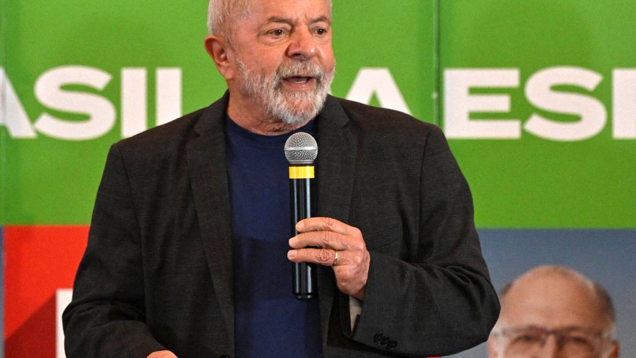 Brazilian former President (2003-2010) and candidate for the leftist Workers Party (PT) Luiz Inacio Lula da Silva speaks during a coordination meeting in Sao Paulo, Brazil on October 3, 2022. - After an inconclusive first round of presidential elections, in which ex-president and frontrunner Luiz Inacio Lula da Silva failed to garner the 50 percent of votes plus one needed to avoid an October 30 runoff against far-right incumbent Jair Bolsonaro, Brazilians woke up to another month of uncertainty in a deeply polarized political environment and with renewed fears of unrest. (Photo by NELSON ALMEIDA / AFP)