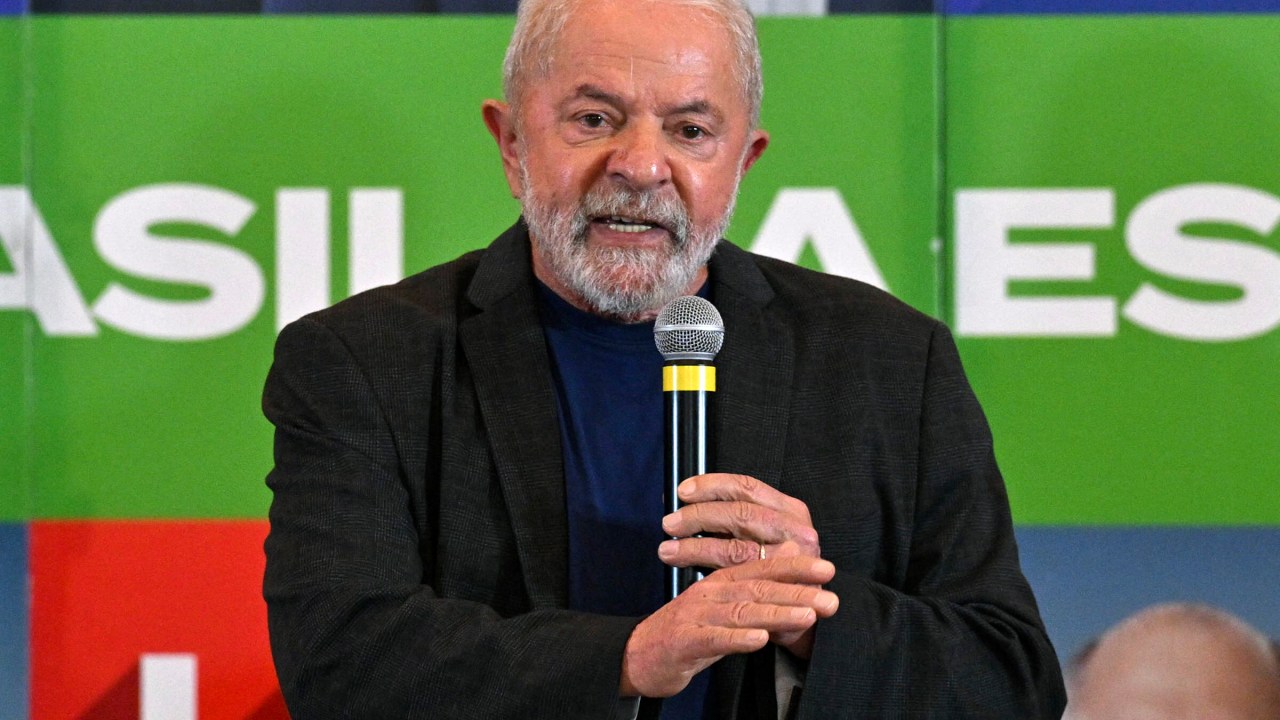 Brazilian former President (2003-2010) and candidate for the leftist Workers Party (PT) Luiz Inacio Lula da Silva speaks during a coordination meeting in Sao Paulo, Brazil on October 3, 2022. - After an inconclusive first round of presidential elections, in which ex-president and frontrunner Luiz Inacio Lula da Silva failed to garner the 50 percent of votes plus one needed to avoid an October 30 runoff against far-right incumbent Jair Bolsonaro, Brazilians woke up to another month of uncertainty in a deeply polarized political environment and with renewed fears of unrest. (Photo by NELSON ALMEIDA / AFP)