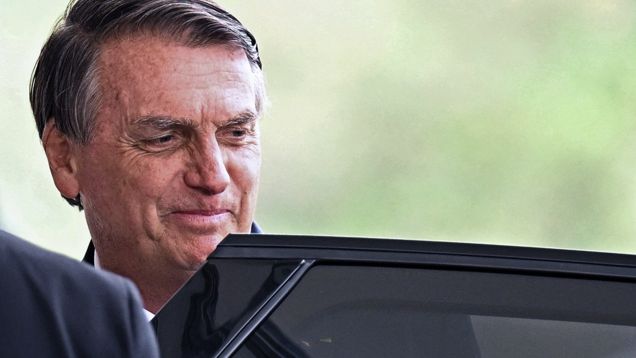 Brazilian President and re-election candidate Jair Bolsonaro leaves after speaking to the press at Planalto Palace in Brasilia, on October 4, 2022. - Brazil's bitterly divisive presidential election will be decided in a runoff on October 30 as incumbent Jair Bolsonaro beat first-round expectations to finish a closer-than-expected second to front-runner Luiz Inacio Lula da Silva in the October 2 first round. (Photo by EVARISTO SA / AFP)