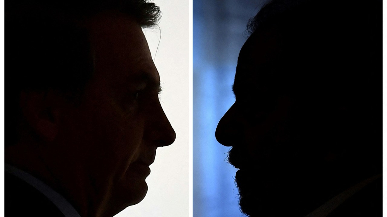 (COMBO) This combination of pictures created on October 4, 2022 shows the silhouette of Brazilian President Jair Bolsonaro (L) as he arrives for the Armed Forces General Officers promotion ceremony at Planalto Palace in Brasilia on December 9, 2019, and the silhouette of ex-Brazilian President Luiz Inacio Lula da Silva as he speaks during a press conference in Brasilia on October 8, 2021. - Brazil's bitterly divisive presidential election will be decided in a runoff on October 30 as incumbent Jair Bolsonaro beat first-round expectations to finish a closer-than-expected second to front-runner Luiz Inacio Lula da Silva in the October 2 first round. (Photo by EVARISTO SA / AFP)