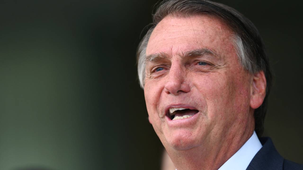 Brazilian President and re-election candidate Jair Bolsonaro speaks to the press, at Alvorada Palace in Brasilia, on October 5, 2022. - Brazil's bitterly divisive presidential election will be decided in a runoff on October 30 as incumbent Jair Bolsonaro beat first-round expectations to finish a closer-than-expected second to front-runner Luiz Inacio Lula da Silva in the October 2 first round. (Photo by EVARISTO SA / AFP)