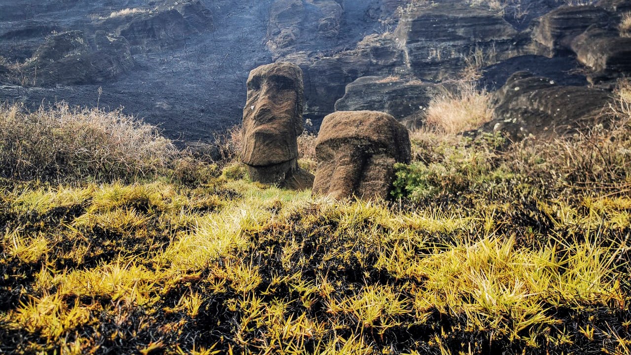 This handout picture released by the Rapanui Municipality shows Moais -- stone statues of the Rapa Nui culture -- affected by a fire at the Rapa Nui National Park in Easter Island, Chile, on October 6, 2022. (Photo by Rapanui Municipality / AFP) / RESTRICTED TO EDITORIAL USE - MANDATORY CREDIT "AFP PHOTO / RAPANUI MUNICIPALITY" - NO MARKETING NO ADVERTISING CAMPAIGNS - DISTRIBUTED AS A SERVICE TO CLIENTS