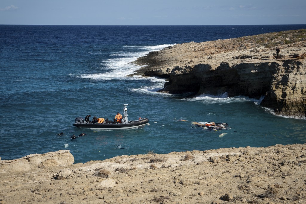 Socorristas da guarda costeira grega recuperam um corpo do mar na ilha de Kythira, no sul da península do Peloponeso, em 8 de outubro de 2022. para pelo menos 11, disse a guarda costeira em 8 de outubro de 2022.