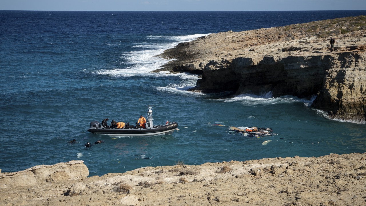 Socorristas da guarda costeira grega recuperam um corpo do mar na ilha de Kythira, no sul da península do Peloponeso, em 8 de outubro de 2022. para pelo menos 11, disse a guarda costeira em 8 de outubro de 2022.