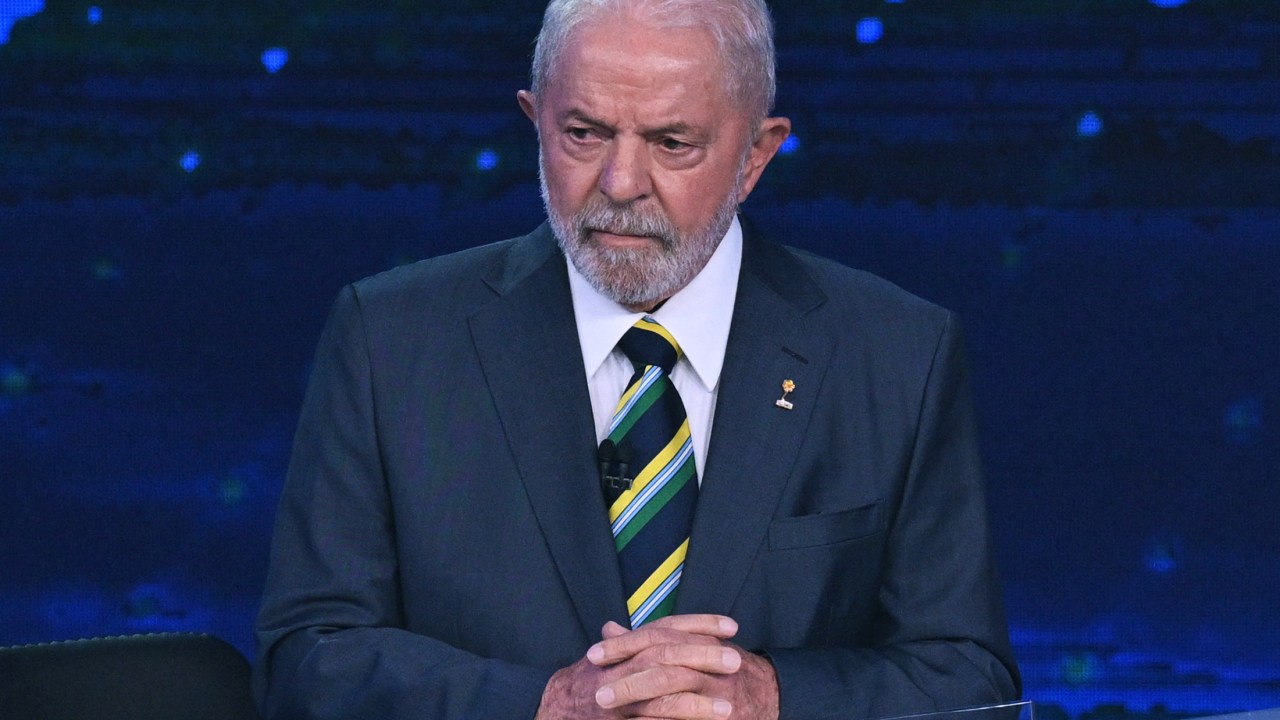 Brazilian former president (2003-2010) and presidential candidate for the leftist Workers Party (PT), Luiz Inacio Lula da Silva, gestures before a televised presidential debate in Sao Paulo, Brazil, on October 16, 2022. - President Jair Bolsonaro and former President Luiz Inácio Lula da Silva face each other this Sunday night in the first face-to-face debate, in which they will try to take advantage 14 days before the second round of the presidential elections in Brazil. (Photo by NELSON ALMEIDA / AFP)