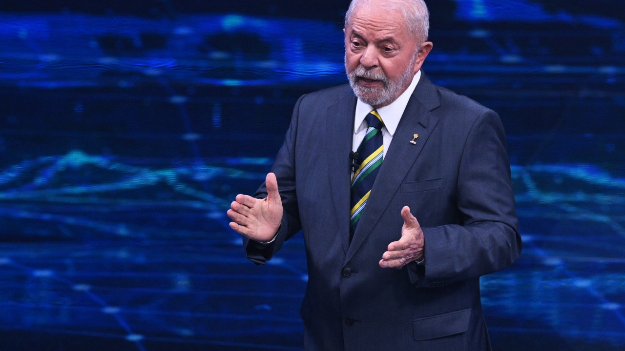 Brazilian former president (2003-2010) and presidential candidate for the leftist Workers Party (PT), Luiz Inacio Lula da Silva, speaks during a televised presidential debate in Sao Paulo, Brazil, on October 16, 2022. - President Jair Bolsonaro and former President Luiz Inácio Lula da Silva face each other this Sunday night in the first face-to-face debate, in which they will try to take advantage 14 days before the second round of the presidential elections in Brazil. (Photo by NELSON ALMEIDA / AFP)