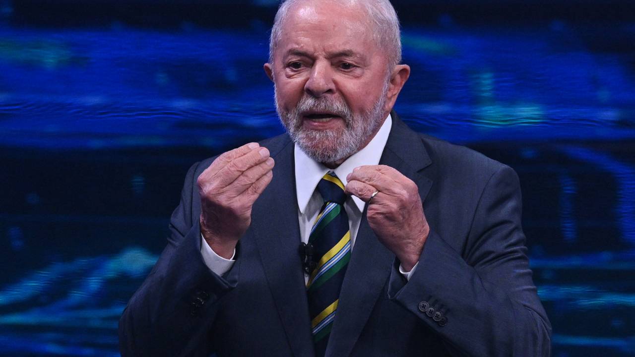 Brazilian former president (2003-2010) and presidential candidate for the leftist Workers Party (PT), Luiz Inacio Lula da Silva, speaks during a televised presidential debate in Sao Paulo, Brazil, on October 16, 2022. - President Jair Bolsonaro and former President Luiz Inácio Lula da Silva face each other this Sunday night in the first face-to-face debate, in which they will try to take advantage 14 days before the second round of the presidential elections in Brazil. (Photo by NELSON ALMEIDA / AFP)