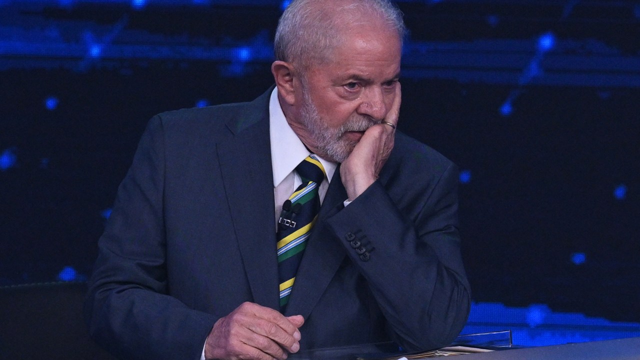 Brazilian former president (2003-2010) and presidential candidate for the leftist Workers Party (PT), Luiz Inacio Lula da Silva, gestures during a televised presidential debate in Sao Paulo, Brazil, on October 16, 2022. - President Jair Bolsonaro and former President Luiz Inácio Lula da Silva face each other this Sunday night in the first face-to-face debate, in which they will try to take advantage 14 days before the second round of the presidential elections in Brazil. (Photo by NELSON ALMEIDA / AFP)