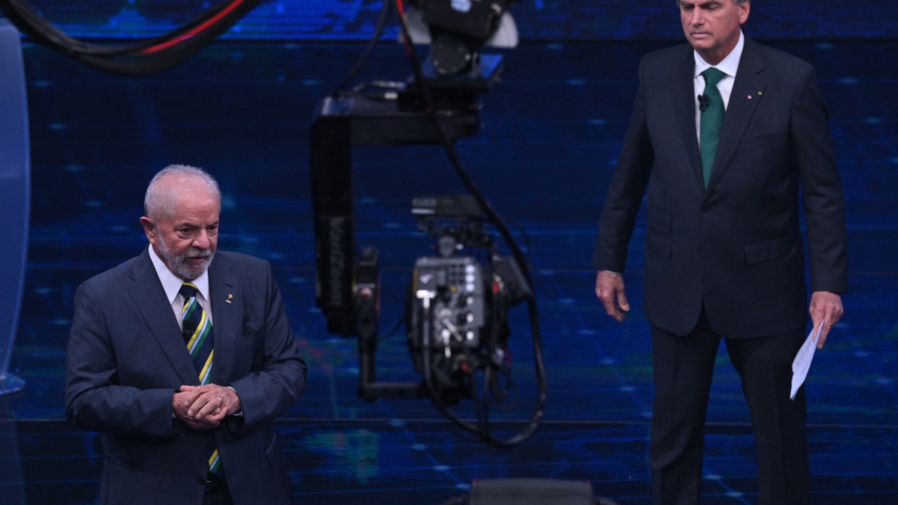 Brazilian former president (2003-2010) and presidential candidate for the leftist Workers Party (PT), Luiz Inacio Lula da Silva (L), speaks during a televised presidential debate in Sao Paulo, Brazil, on October 16, 2022. - President Jair Bolsonaro and former President Luiz Inácio Lula da Silva face each other this Sunday night in the first face-to-face debate, in which they will try to take advantage 14 days before the second round of the presidential elections in Brazil. (Photo by NELSON ALMEIDA / AFP)