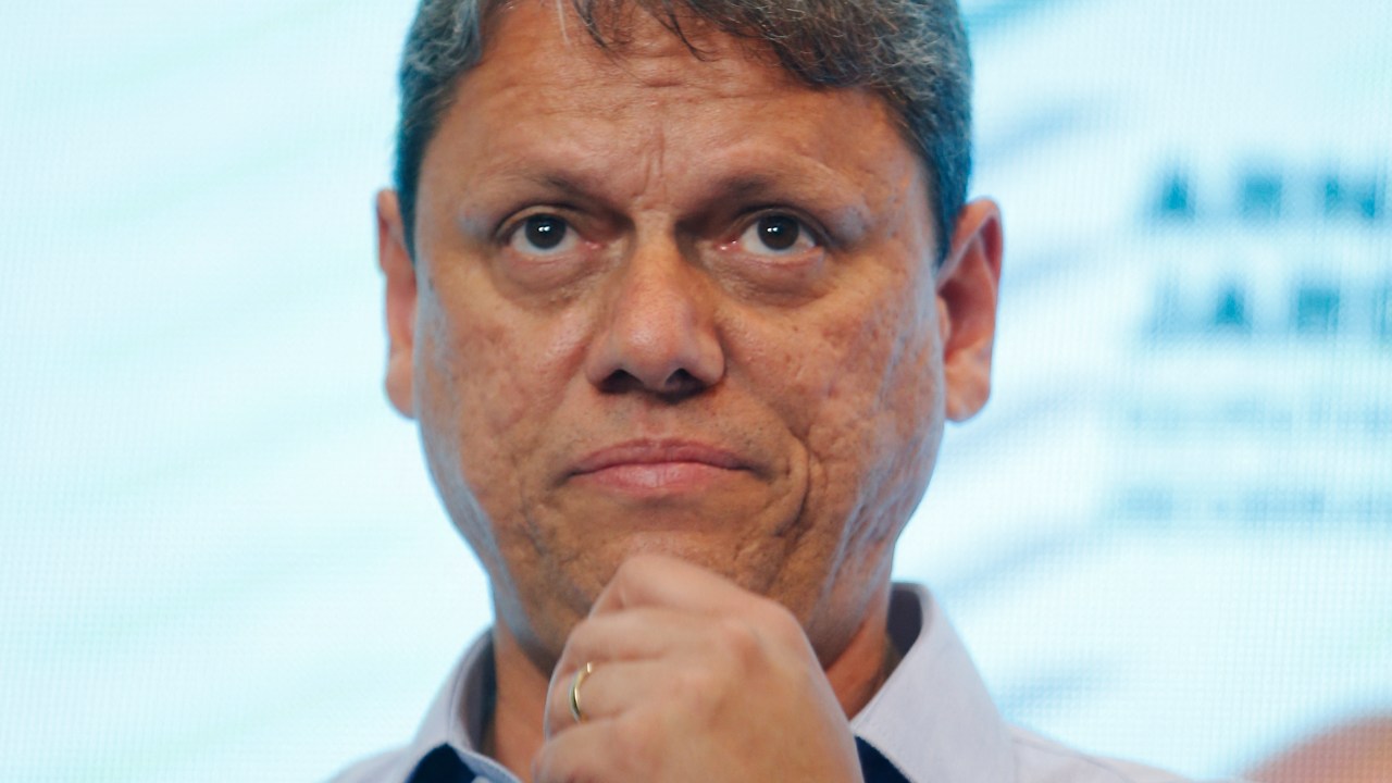Brazilian Tarcisio de Freitas, candidate for governor of Sao Paulo, gestures during a press conference in Sao Paulo, Brazil, on October 17, 2022. - The candidate for governor of Sao Paulo supported by Jair Bolsonaro, Tarcisio de Freitas, had to interrupt a campaign activity on October 17, 2022, in one of the favelas in Paraisopolis, in southern Sao Paulo due to a shooting, which authorities were trying to determine whether or not it was directed against him. (Photo by Miguel Schincariol / AFP)