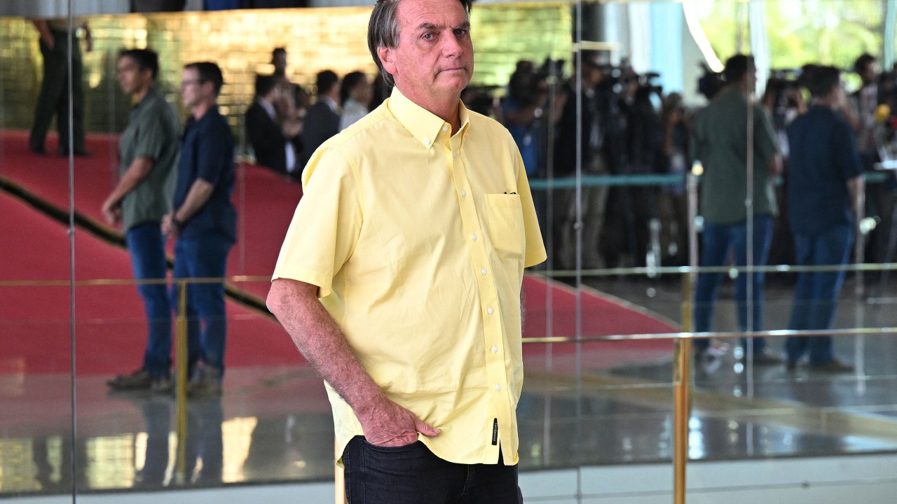 Brazilian President and presidential candidate Jair Bolsonaro arrives to a meeting with country singers at the Alvorada Palace in Brasilia, Brazil, on October 17, 2022. - Lula da Silva and president Jair Bolsonaro will face in the second round of a presidential election on October 30, with the expectation of a close contest pushing both sides to intensify their attacks in the run-up. (Photo by EVARISTO SA / AFP)