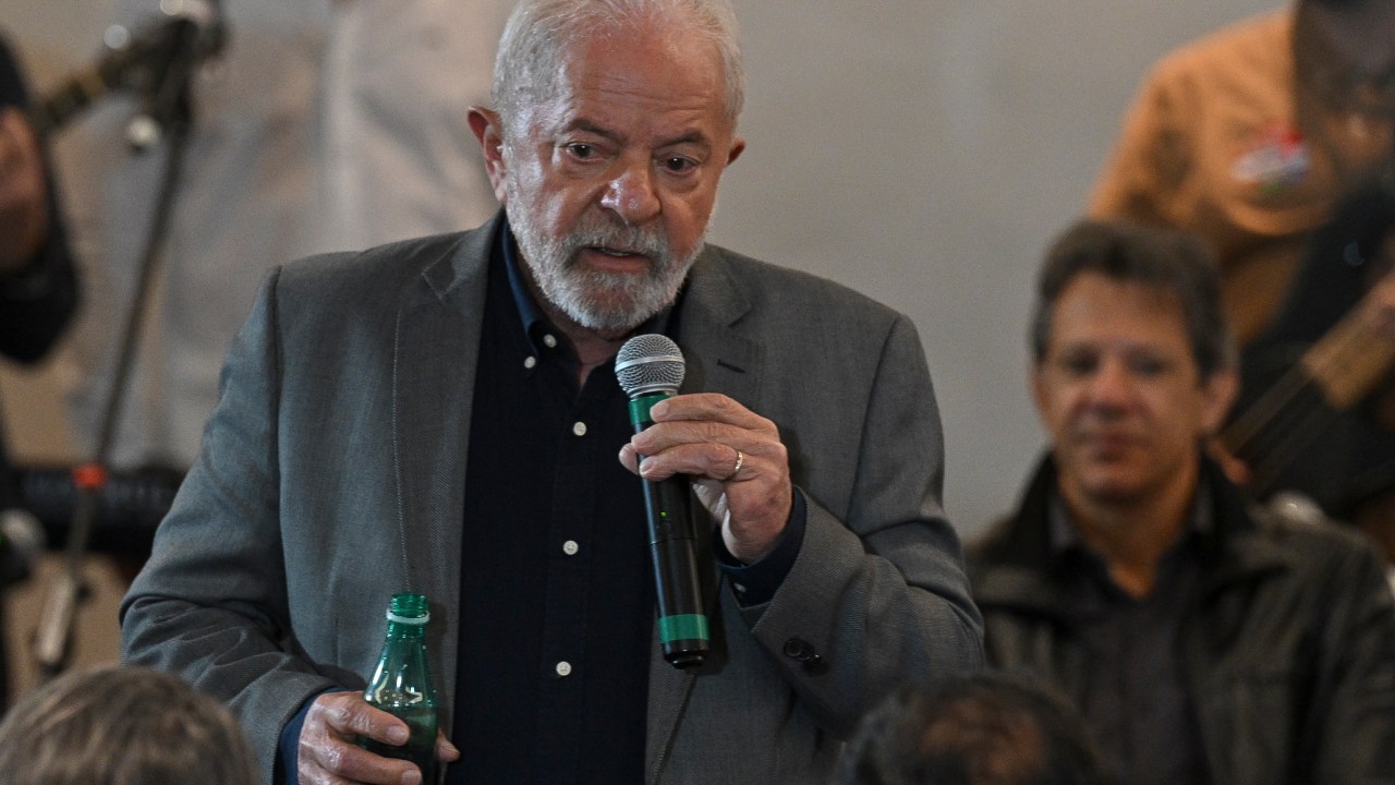 Brazil's former President (2003-2010) and presidential candidate for the leftist Workers Party (PT), Luiz Inacio Lula da Silva (R), speaks during a meeting with evangelical church representatives in Sao Paulo, Brazil, on October 19, 2022. (Photo by NELSON ALMEIDA / AFP)