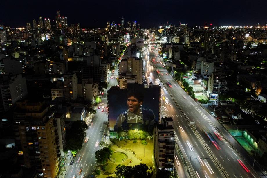 Mural de Maradona feito pelo artista Martin Ron -