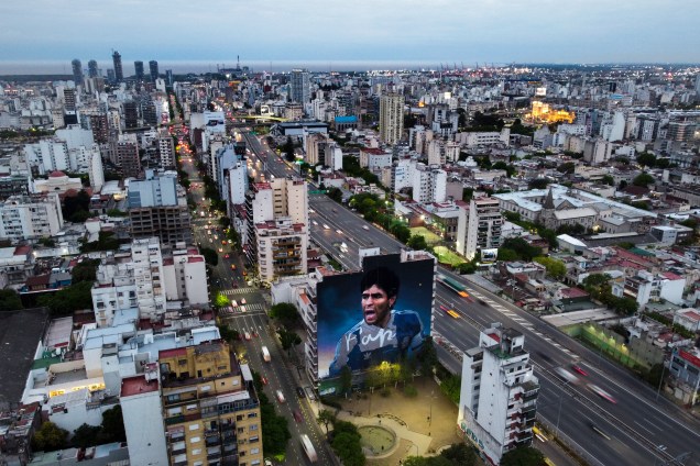 Mural de Maradona feito pelo artista Martin Ron -