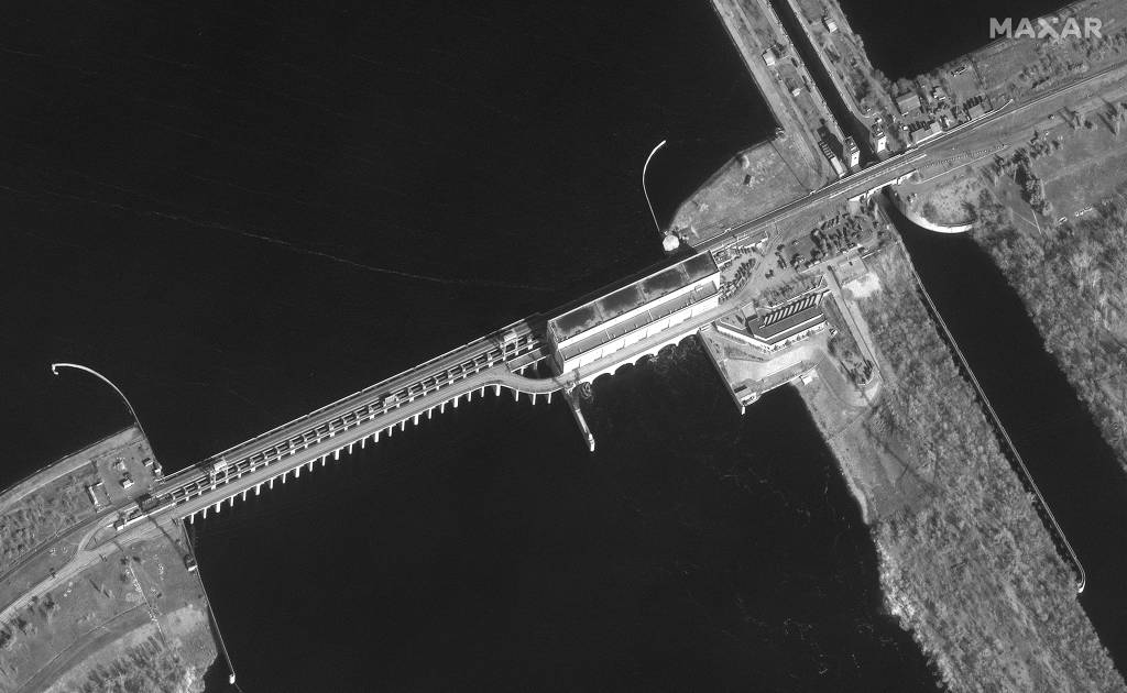 Nesta foto de arquivo tirada em 26 de fevereiro de 2022 Esta imagem de satélite Maxar tirada e divulgada em 26 de fevereiro de 2022 mostra uma visão geral da usina hidrelétrica de Kakhovka no rio Dnieper, no sul da Ucrânia, onde as forças terrestres russas se reuniram. - Kyiv acusou a Rússia em 20 de outubro de 2022 de planejar a destruição de uma barragem hidrelétrica na região leste de Kherson, onde os soldados ucranianos avançam constantemente e as autoridades instaladas em Moscou começaram as evacuações.