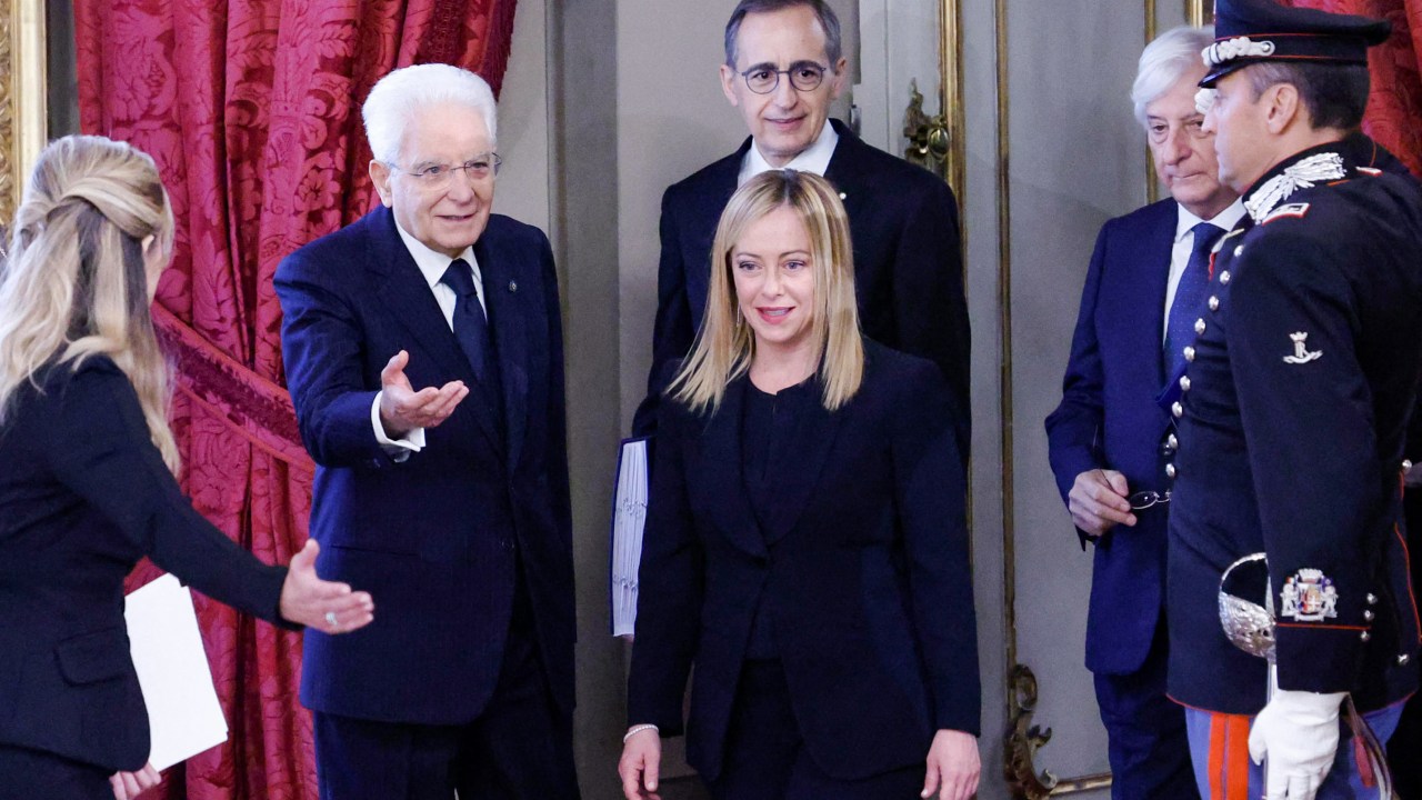 Presidente da Itália, Sergio Mattarella (o segundo da esq. para a dir.) recebe Giorgia Meloni para a cerimônia de posse da líder de extrema-direita como primeira-ministra (22/10/2022)