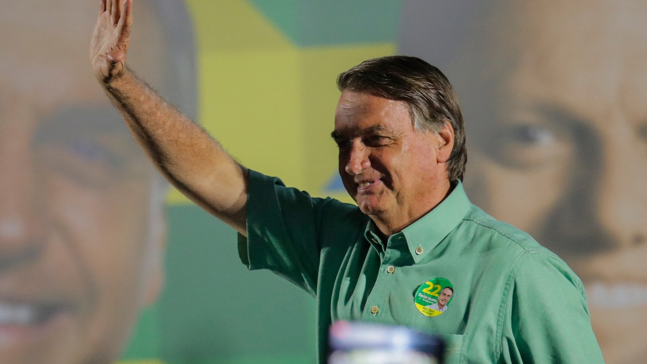 Brazilian President and re-election candidate Jair Bolsonaro waves to his supporters during a campaign rally in Guarulhos, Brazil, on October 22, 2022. - Brazil's far-right President Jair Bolsonaro said Friday he would accept possible defeat in the second round of the presidential election on October 30 provided "nothing abnormal" occurs during the vote. (Photo by CAIO GUATELLI / Caio Guatelli / AFP)