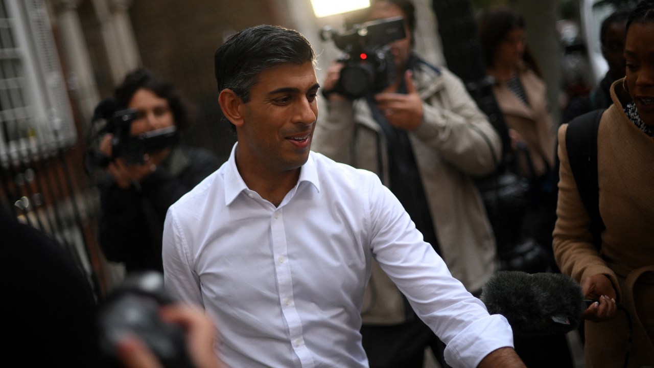 Britain's former Chancellor of the Exchequer, Conservative MP, Rishi Sunak leaves from an office in central London on October 23, 2022. - British Conservative Rishi Sunak on Sunday announced he is standing to be prime minister, just weeks after failing in a first attempt and setting up a potentially bruising battle with his former boss Boris Johnson. (Photo by Daniel LEAL / AFP)