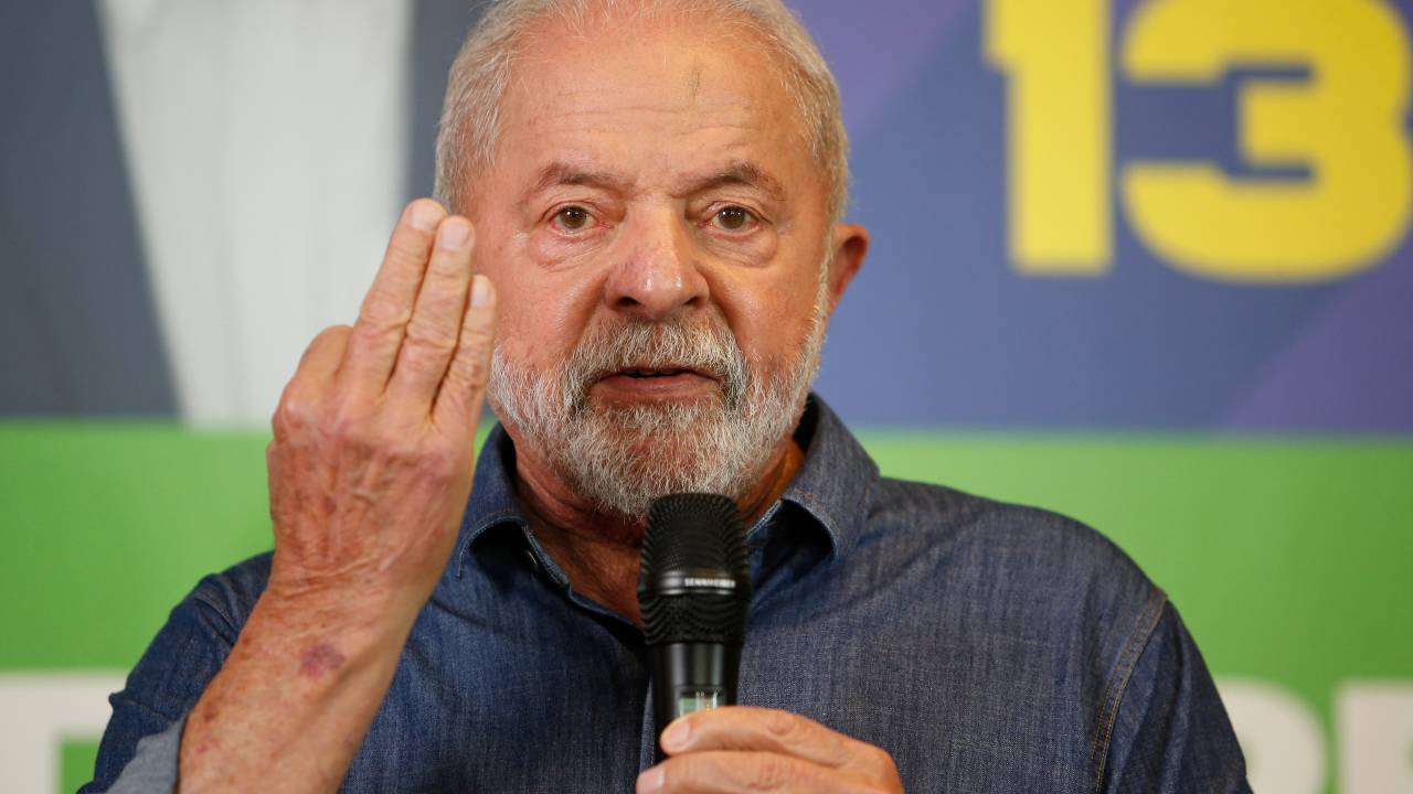 Brazilian former President (2003-2010) and presidential candidate for the leftist Workers Party (PT), Luiz Inacio Lula da Silva, speaks during a press conference in Sao Paulo, Brazil, on October 24, 2022. - Veteran leftist Luiz Inacio Lula da Silva said he is keeping an eye on poll numbers showing his lead narrowing over far-right incumbent Jair Bolsonaro for Brazil's October 30 presidential runoff but is confident he will win. (Photo by Miguel Schincariol / AFP)