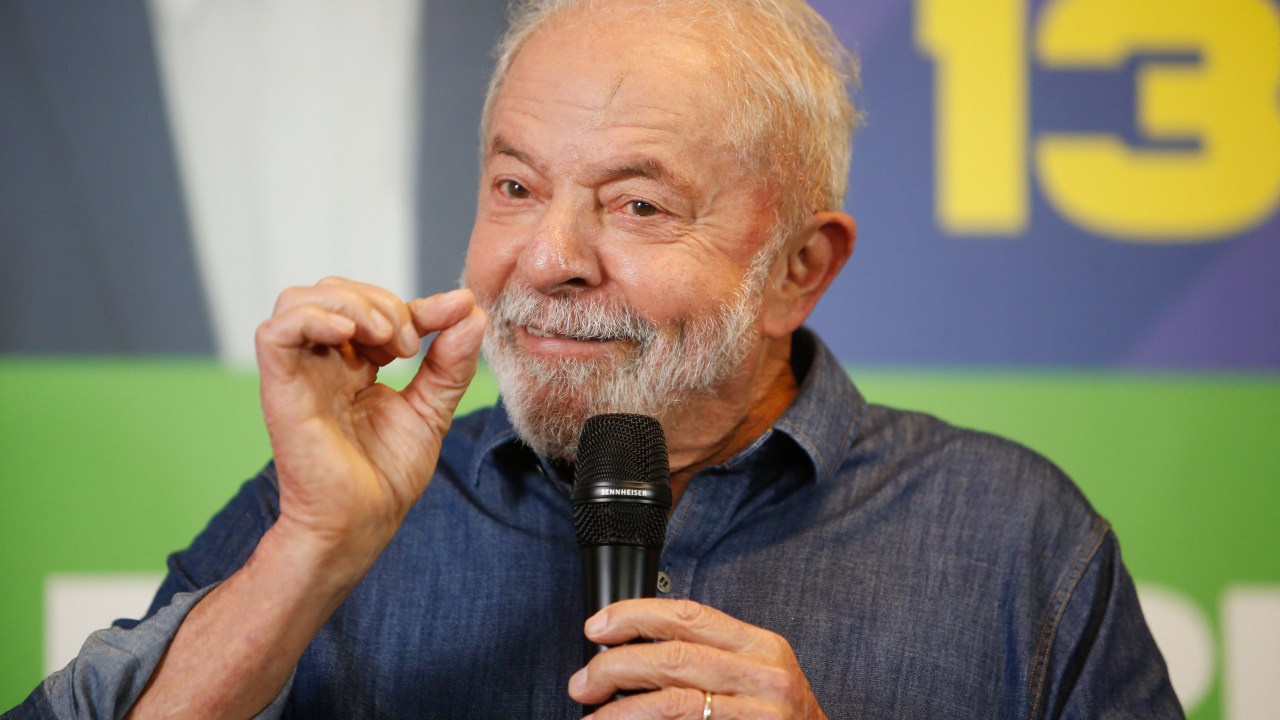 Brazilian former President (2003-2010) and presidential candidate for the leftist Workers Party (PT), Luiz Inacio Lula da Silva, speaks during a press conference in Sao Paulo, Brazil, on October 24, 2022. - Veteran leftist Luiz Inacio Lula da Silva said he is keeping an eye on poll numbers showing his lead narrowing over far-right incumbent Jair Bolsonaro for Brazil's October 30 presidential runoff but is confident he will win. (Photo by Miguel Schincariol / AFP)