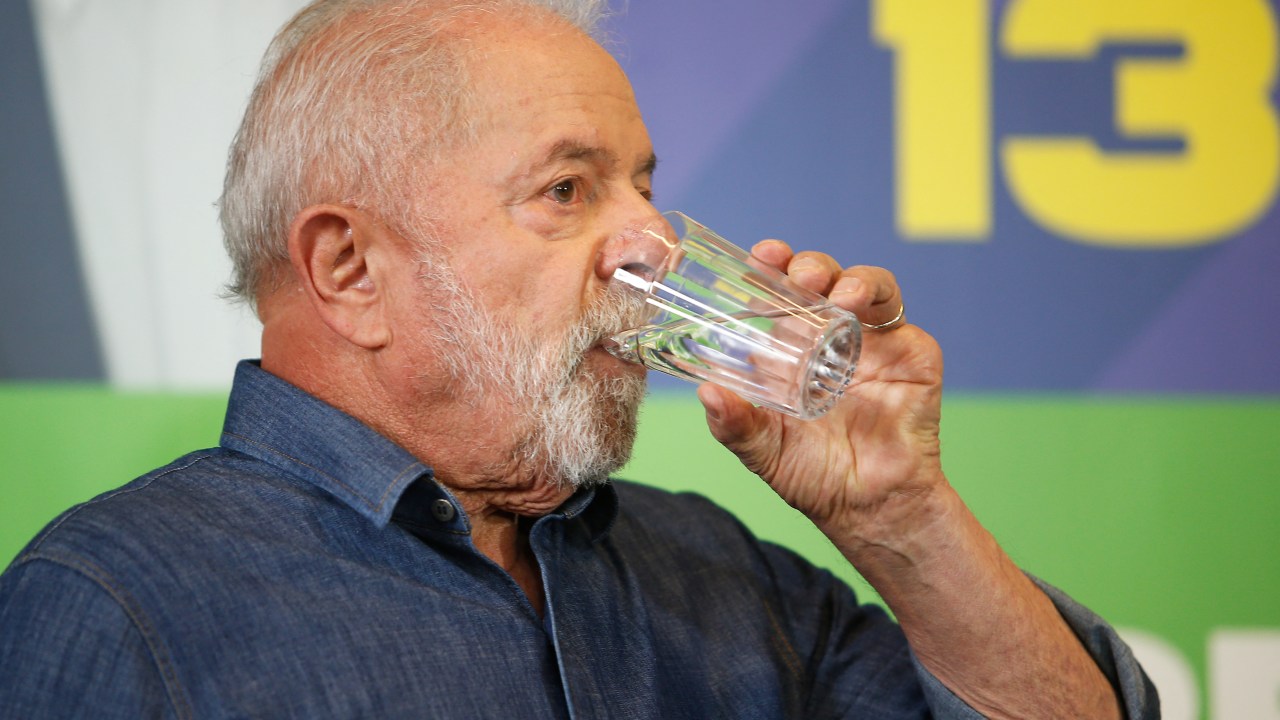 Brazilian former President (2003-2010) and presidential candidate for the leftist Workers Party (PT), Luiz Inacio Lula da Silva, drinks water during a press conference in Sao Paulo, Brazil, on October 24, 2022. - Veteran leftist Luiz Inacio Lula da Silva said he is keeping an eye on poll numbers showing his lead narrowing over far-right incumbent Jair Bolsonaro for Brazil's October 30 presidential runoff but is confident he will win. (Photo by Miguel Schincariol / AFP)