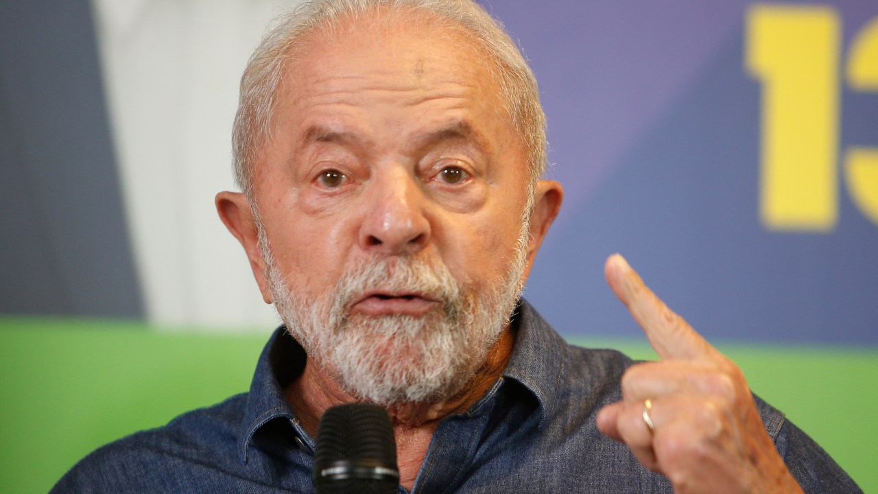 Brazilian former President (2003-2010) and presidential candidate for the leftist Workers Party (PT), Luiz Inacio Lula da Silva, speaks during a press conference in Sao Paulo, Brazil, on October 24, 2022. - Veteran leftist Luiz Inacio Lula da Silva said he is keeping an eye on poll numbers showing his lead narrowing over far-right incumbent Jair Bolsonaro for Brazil's October 30 presidential runoff but is confident he will win. (Photo by Miguel Schincariol / AFP)