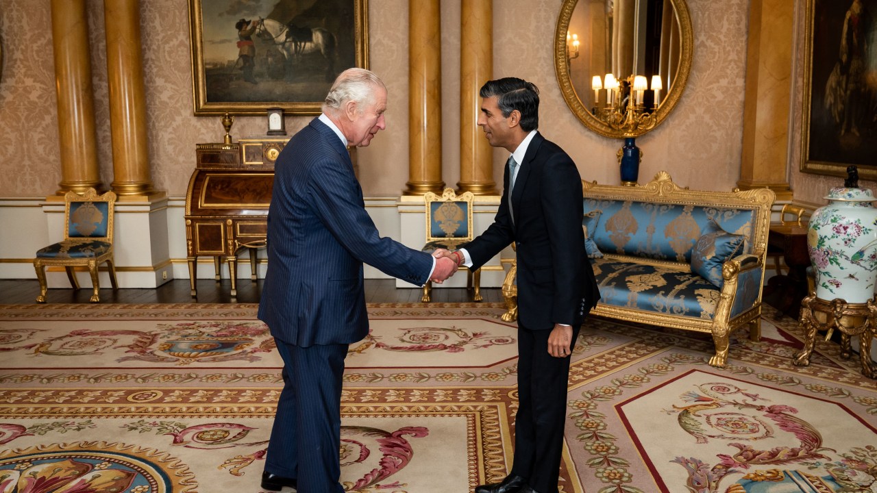 Britain's King Charles III greets newly appointed Conservative Party leader and incoming prime minister Rishi Sunak during an audience at Buckingham Palace in London on October 25, 2022, where Sunak was invited to form a government. - Britain's King Charles III on Tuesday appointed new Conservative leader Rishi Sunak as the second prime minister of his reign, shortly after accepting the resignation of Liz Truss. (Photo by Aaron Chown / POOL / AFP)