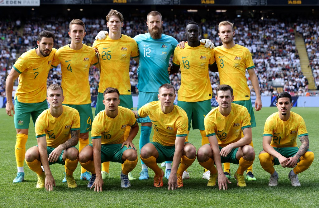 Nesta foto de arquivo tirada em 25 de setembro de 2022, jogadores da equipe Austrália posam para uma foto de grupo durante uma partida amistosa de futebol internacional entre Austrália e Nova Zelândia no Eden Park em Auckland. - O time de futebol da Austrália em 27 de outubro de 2022 condenou os abusos dos direitos humanos no Catar antes da Copa do Mundo, tornando-se o primeiro participante a criticar coletivamente o anfitrião