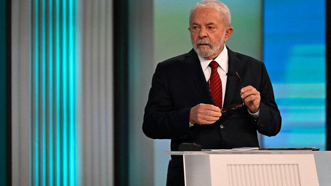 Brazilian former president (2003-2010) and presidential candidate for the Workers' Party (PT) Luiz Inacio Lula da Silva (PT) gestures during the television debate at the Globo TV studio in Rio de Janeiro, Brazil, on October 28, 2022. - After a bitterly divisive campaign and inconclusive first-round vote, Brazil will elect its next president on October 30, in a cliffhanger runoff between far-right incumbent Jair Bolsonaro and veteran leftist Luiz Inacio Lula da Silva. (Photo by MAURO PIMENTEL / AFP)
