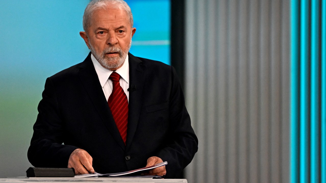 Brazilian former president (2003-2010) and presidential candidate for the Workers' Party (PT) Luiz Inacio Lula da Silva (PT) arranges his papers before the start of the television debate at the Globo TV studio in Rio de Janeiro, Brazil, on October 28, 2022. - After a bitterly divisive campaign and inconclusive first-round vote, Brazil will elect its next president on October 30, in a cliffhanger runoff between far-right incumbent Jair Bolsonaro and veteran leftist Luiz Inacio Lula da Silva. (Photo by MAURO PIMENTEL / AFP)