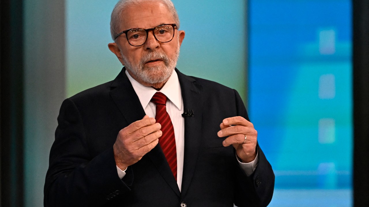 Brazilian former president (2003-2010) and presidential candidate for the Workers' Party (PT) Luiz Inacio Lula da Silva (PT) gestures before the start of the television debate at the Globo TV studio in Rio de Janeiro, Brazil, on October 28, 2022. - After a bitterly divisive campaign and inconclusive first-round vote, Brazil will elect its next president on October 30, in a cliffhanger runoff between far-right incumbent Jair Bolsonaro and veteran leftist Luiz Inacio Lula da Silva. (Photo by MAURO PIMENTEL / AFP)