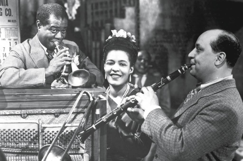 LENDÁRIOS - Trio: Louis tocou com feras como Billie Holiday (centro) -