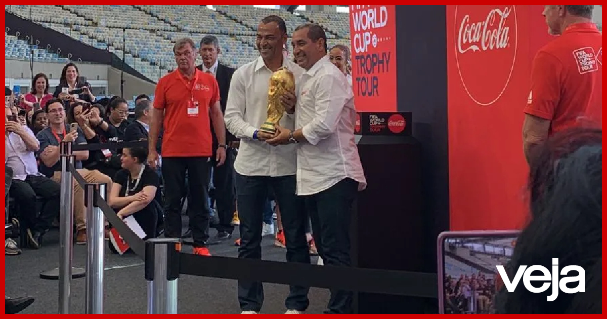 Em evento com Cafu, patrocinadora exibe taça da Copa da Mundo de