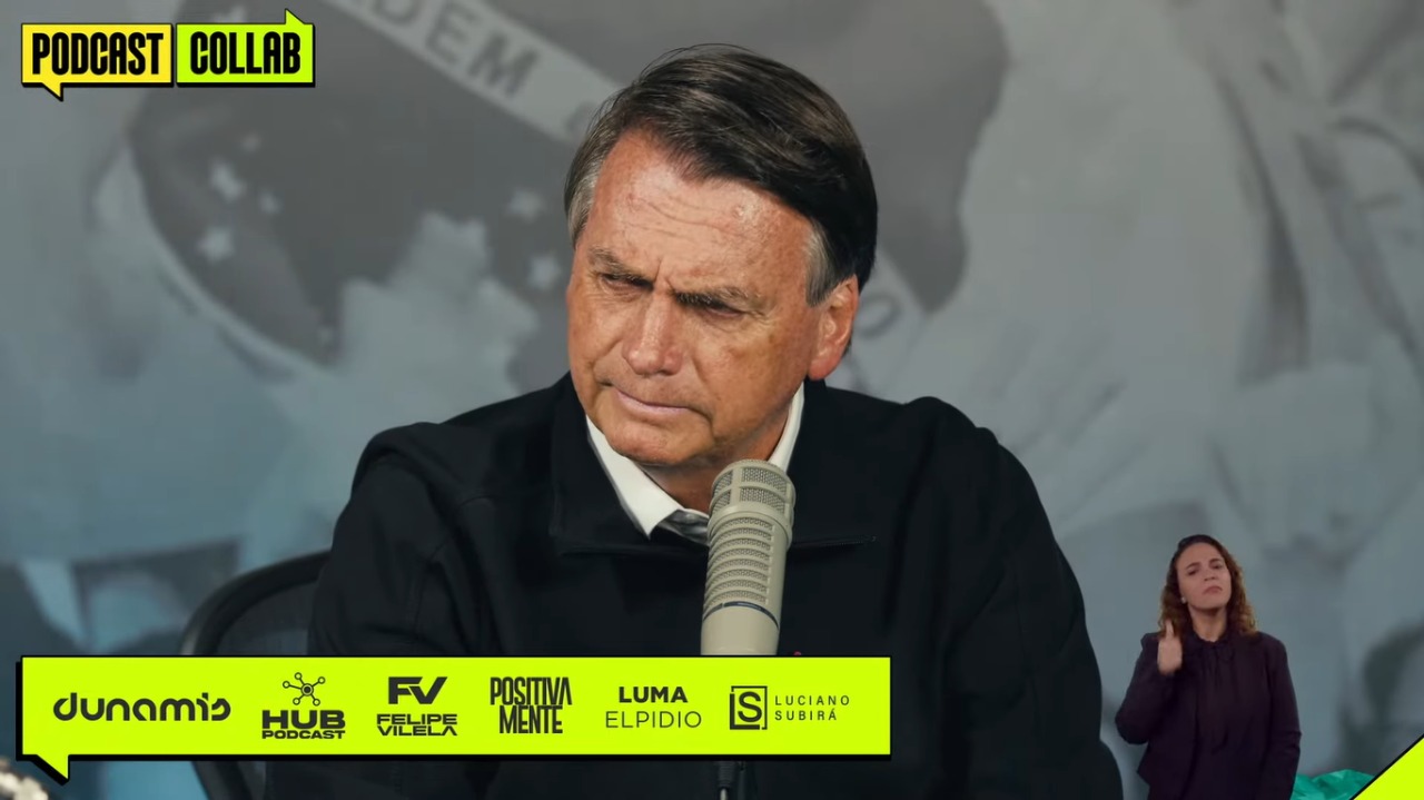 O presidente Jair Bolsonaro concede entrevista ao podcast Collab, em 12 de setembro