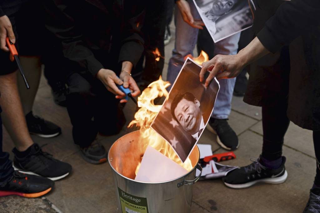 ÊXITO - Expatriados de Hong Kong protestam em Londres: reunificação à força -