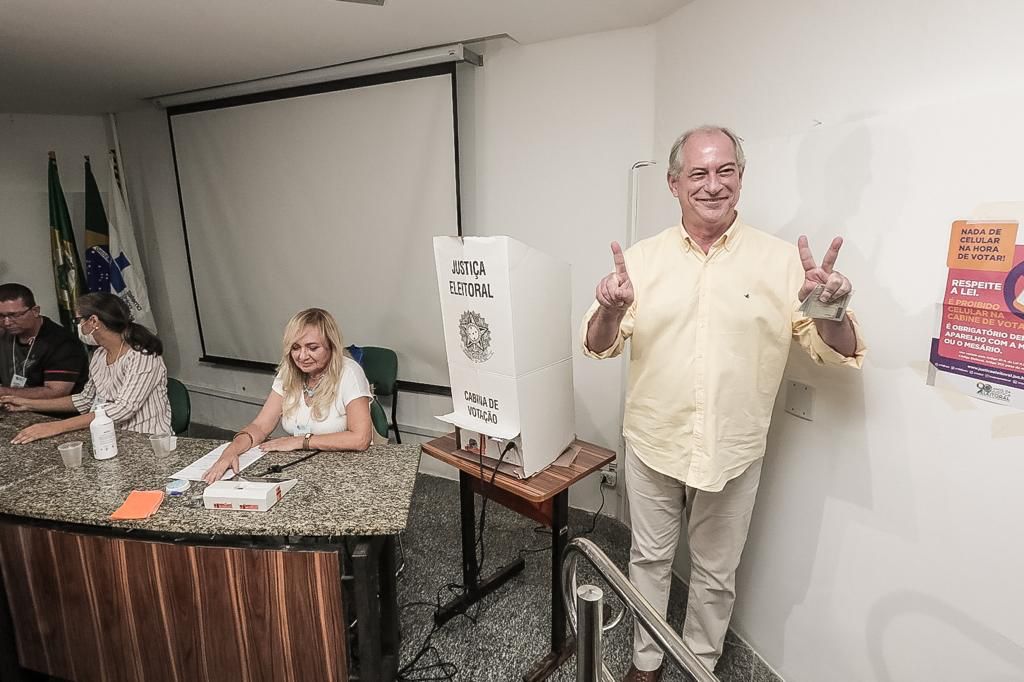 O candidato do PDT à Presidência da República, posa para fotos depois de votar, em Fortaleza